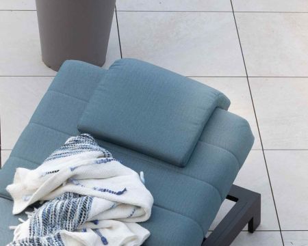 Poggiatesta in tessuto turchese per la chaise longue "Nusa Pedina"
