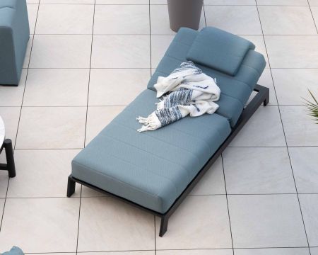 Poggiatesta in tessuto turchese per la chaise longue "Nusa Pedina"