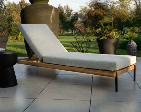 Lettino trapuntato "Hélios" in teak, alluminio e tessuto grigio chiaro