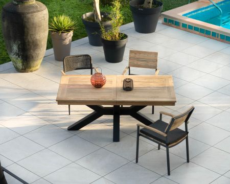 Tavolo da giardino grande in teak 220-300 cm con prolunghe centrali "Hélios" gambe trasversali in alluminio nero