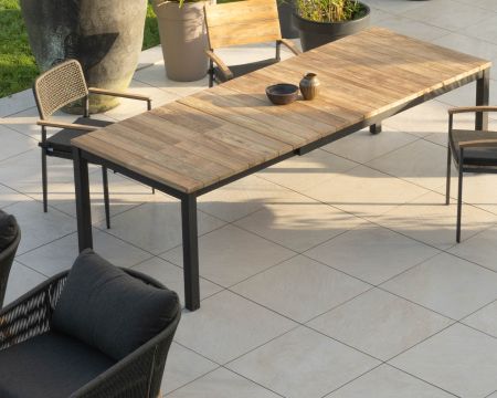 Tavolo da giardino allungabile "Ozone" da 180 a 260 cm in teak e alluminio nero