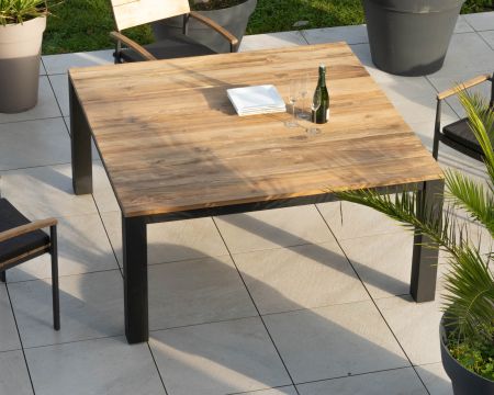 Tavolo quadrato "Ozone" da 160 cm in alluminio e teak di recupero per giardini contemporanei
