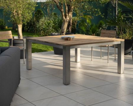 Tavolo da giardino "Melta" quadrato da 160 cm in teak con gambe in acciaio inox grigio