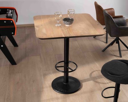 Tavolo bistrot "Palaver Club" con piano quadrato in acacia, finitura smussata nera