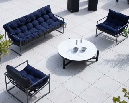 Tavolino rotondo in ceramica e alluminio, diam. 126 "Sokha Beach