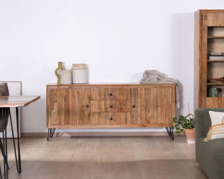 Credenza "Wendy" in acacia retrò con frontali in rilievo e gambe in metallo