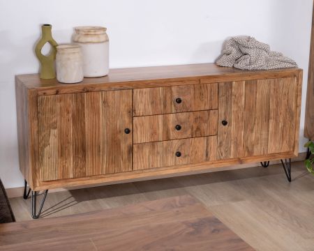 Credenza "Wendy" in acacia retrò con frontali in rilievo e gambe in metallo