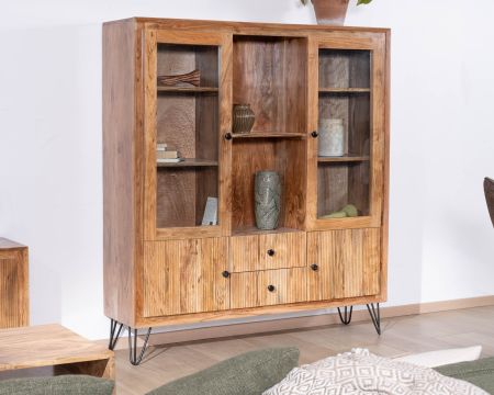 Mobile portavivande retrò "Wendy" in legno d'acacia e gambe in metallo con frontali in rilievo e ante in vetro