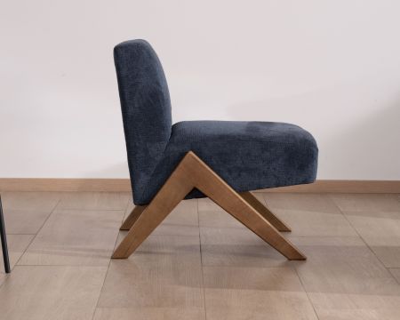 Poltrona retrò "Tolga" in tessuto blu scuro con gambe in legno a boomerang