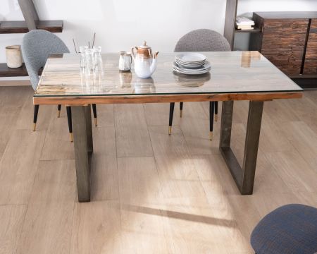 Tavolo da pranzo di design "Crescendo" in legno di recupero e gambe a U in metallo con piano in vetro