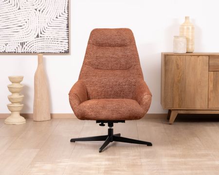 Poltrona girevole e reclinabile "Mado" in tessuto bouclette terracotta, silhouette organica