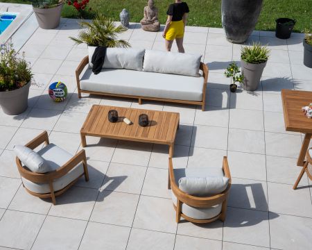Set di mobili da giardino in teak naturale e tessuto leggero "Orchaise" - divano a 3 posti e poltrone