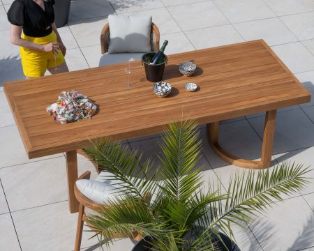 Grande tavolo da pranzo per esterni da 240 cm in teak "Orchaise", finitura naturale