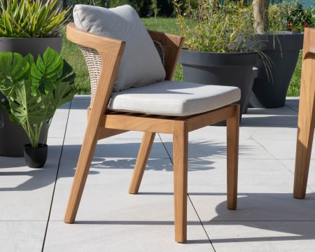 Sedia da esterno di design "Venice" di alta qualità in teak con cuscini screziati ecrù