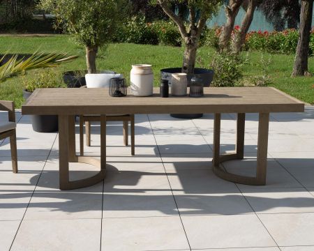 Grande tavolo da pranzo per esterni da 240 cm in teak "Blois", finitura grigia