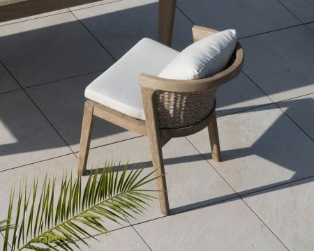 Confortevole sedia da pranzo di alta gamma in teak sabbiato con cuscini beige "Verona"