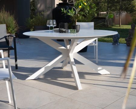 Tavolo rotondo "Chinon" in ceramica bianca e alluminio da 160 cm