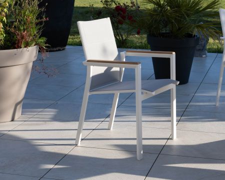 Sedia da pranzo per esterni "Dolce Vita" in alluminio bianco con braccioli in teak 