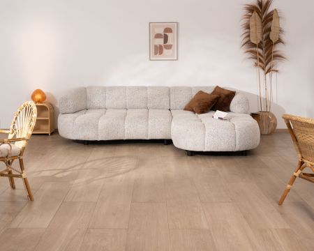 Divano intrecciato "Syltan" di colore bianco sporco con seduta elettrica e meridiano destro