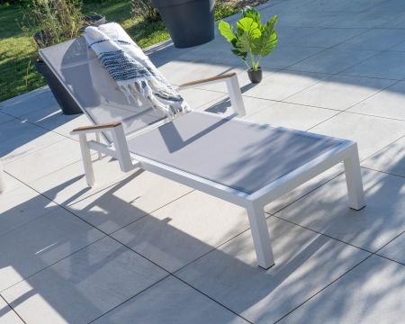 Chaise longue grigia "Dolce Vita" con braccioli in teak in alluminio bianco