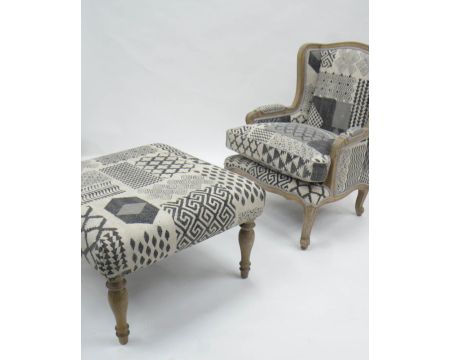 Poggiapiedi patchwork grigio "Sofia" e gambe in legno naturale