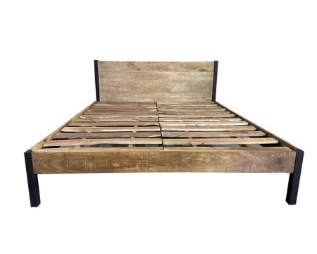 Letto king size in stile industriale "Atelier" in metallo nero e legno naturale
