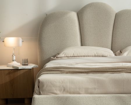Letto imbottito da 160 cm in tessuto bouclé bianco a trama "Sweet Culture" con motivi organici