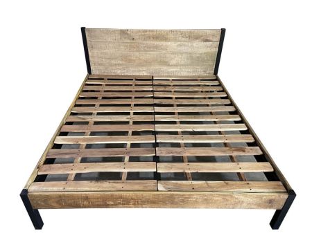 Letto king size in stile industriale "Atelier" in metallo nero e legno naturale