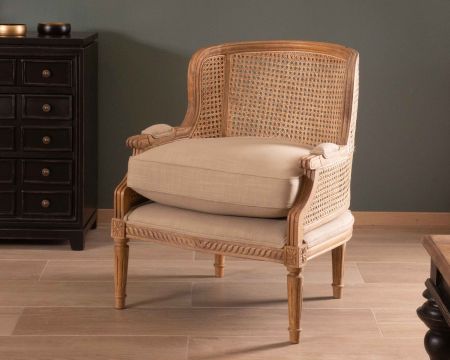 Poltrona vintage chic "Legacy" in canna e legno intagliato