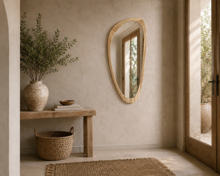 Specchio di forma organica "Solira" con cornice in legno alta 130 cm