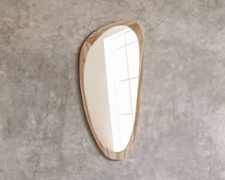 Specchio di forma organica "Solira" con cornice in legno alta 130 cm