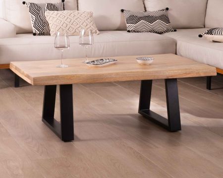 Tavolino di design "Caractère" con piano naturale e gambe in metallo a forma di trapezio
