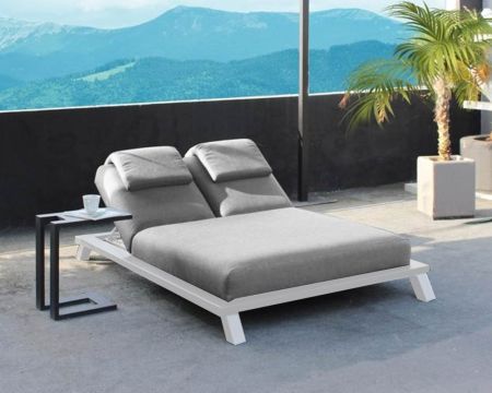 Lettino a 2 posti in tessuto Sunbrella "Nusa Pedina" in bianco e grigio chiaro