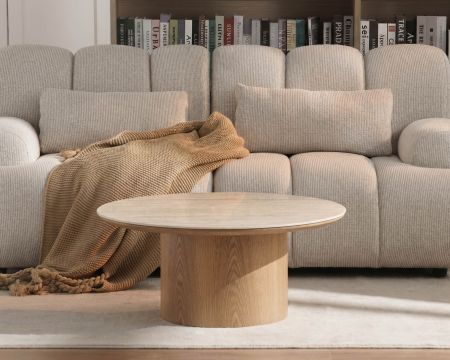 Tavolino rotondo con piano in ceramica effetto travertino e base centrale effetto rovere "Oria" 