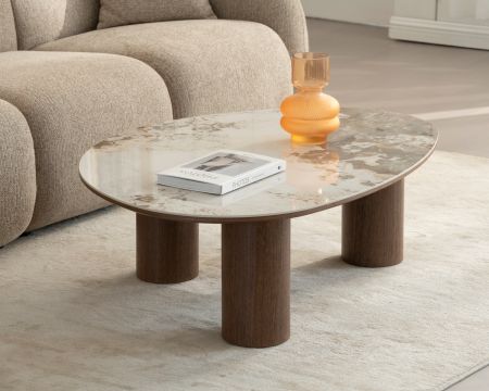 Tavolino dal design organico "Oria" con piano in ceramica e gambe a cilindro color noce