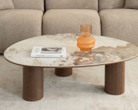 Tavolino dal design organico "Oria" con piano in ceramica e gambe a cilindro color noce