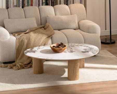 Tavolino con piano in ceramica effetto pietra naturale “Oria”, dalla forma organica e con gambe effetto rovere