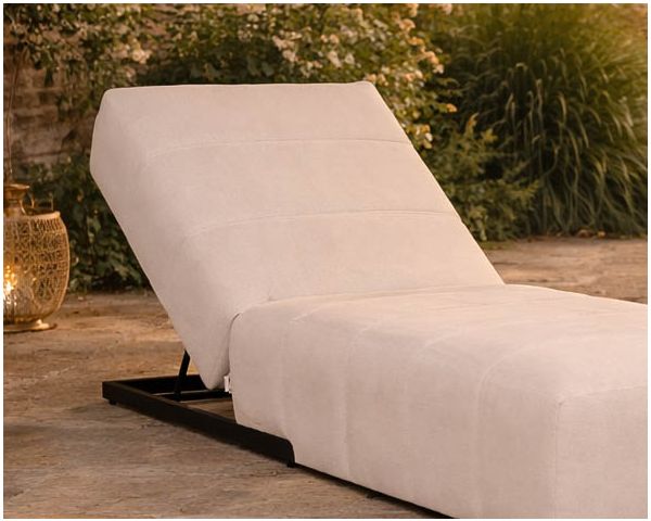 Lettino prendisole in elegante tessuto crema con cuciture esterne speciali "Sunset Bay"