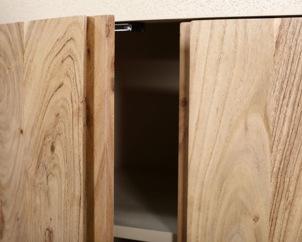 Grande credenza bassa "Miona" a 4 ante in stile organico e contemporaneo