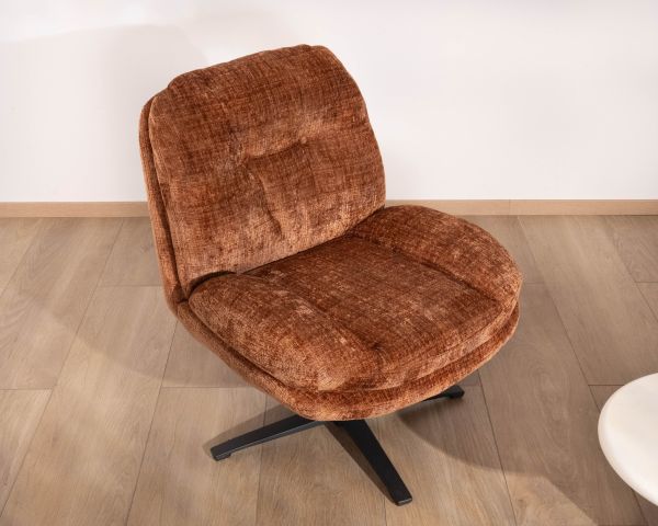 Poltrona girevole a 360° "Panama" in tessuto bouclé terracotta, seduta morbida e design avvolgente