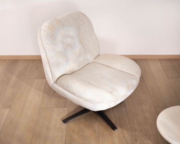 Poltrona lounge girevole "Panama" in tessuto boucle scandinavo ecru