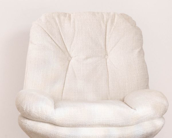 Poltrona lounge girevole "Panama" in tessuto boucle scandinavo ecru