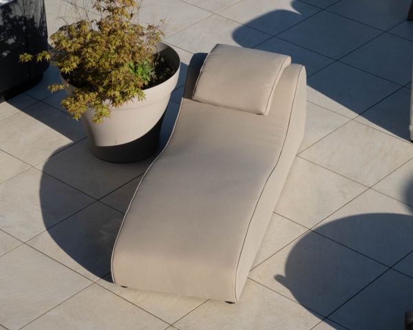 Lettino prendisole in tessuto beige speciale per esterni design organico "Miroly bay