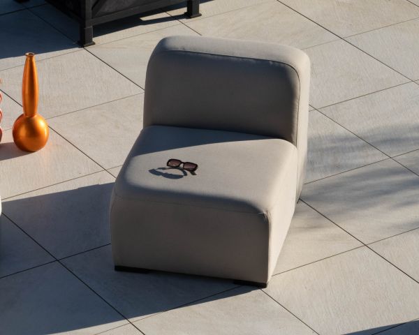 Elemento di seduta per divano modulare da esterno in tessuto taupe "Miroly Bay" dal design organico