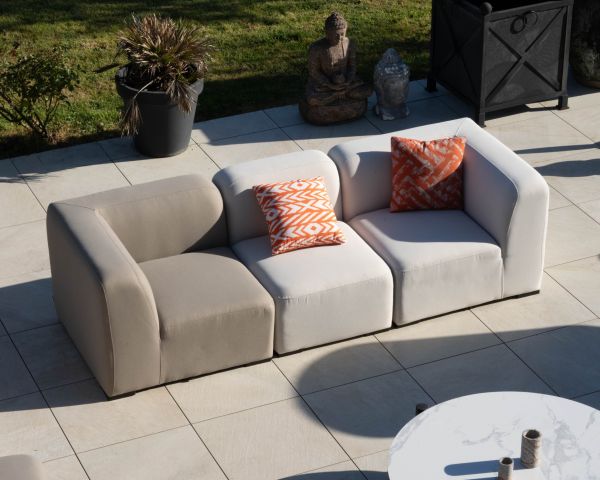 Modulo angolare in tessuto beige per il divano modulare da esterno "Miroly Bay" dal design organico