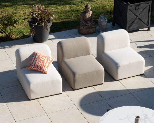 Elemento di seduta per divano modulare da esterno "Miroly Bay" dal design organico in tessuto bianco