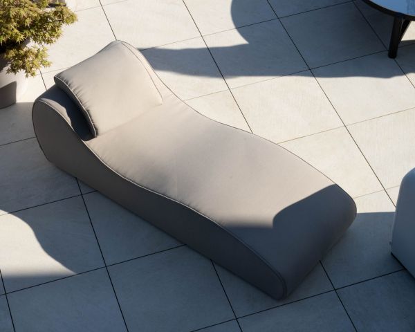 Lettino prendisole in tessuto beige speciale per esterni design organico "Miroly bay