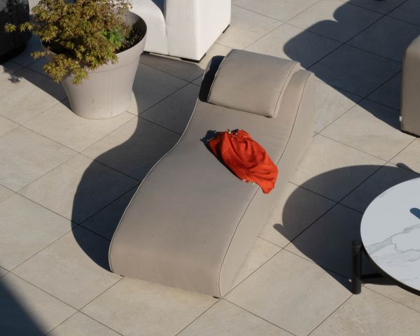 Lettino prendisole in tessuto beige speciale per esterni design organico "Miroly bay
