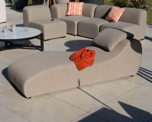 Lettino prendisole in tessuto beige speciale per esterni design organico "Miroly bay