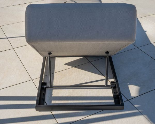 Lettino prendisole dal design elegante in tessuto speciale per esterni "Sunset Bay" color tortora con impunture